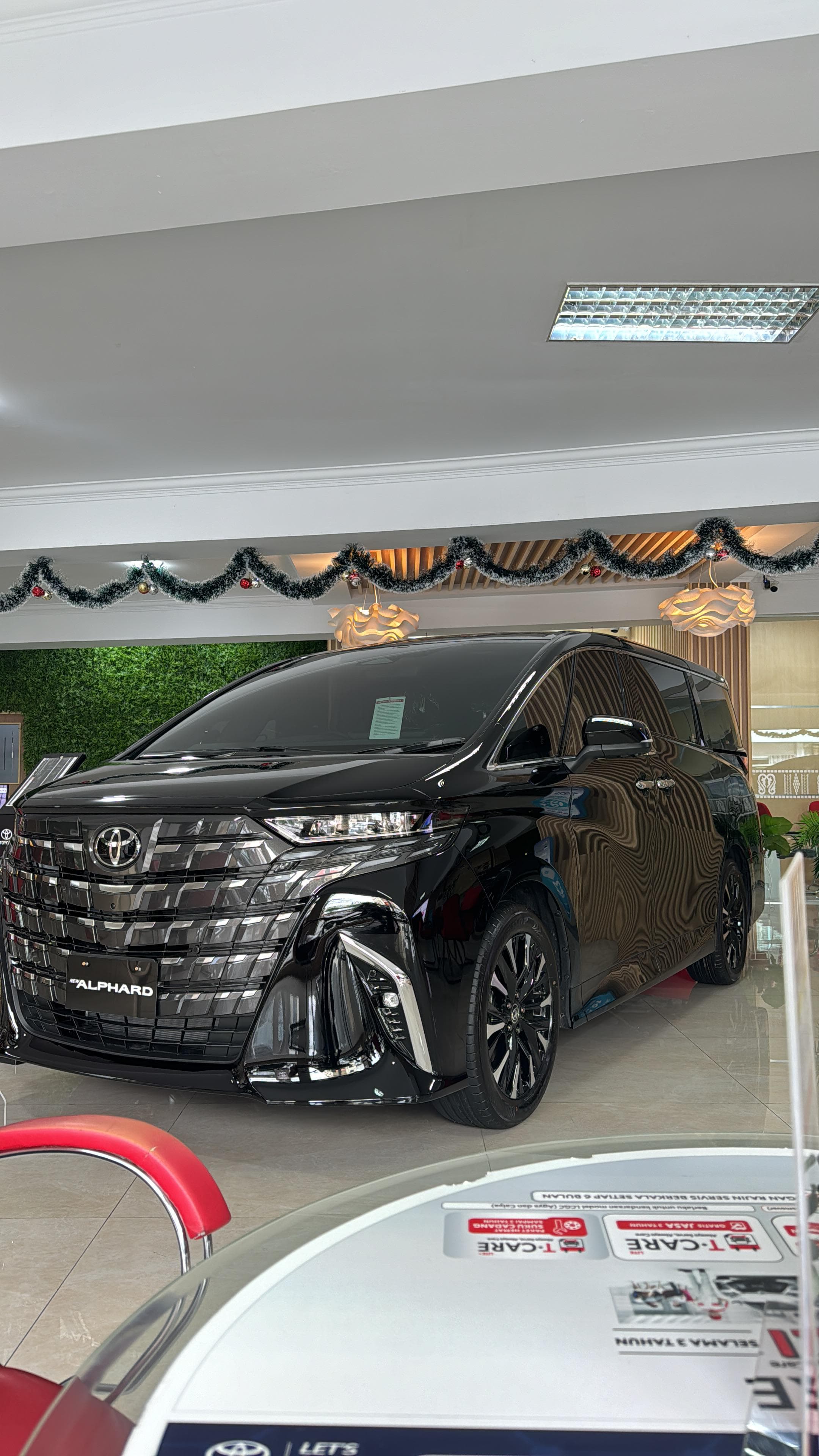 Interior mewah Toyota Alphard, ideal untuk perjalanan VIP