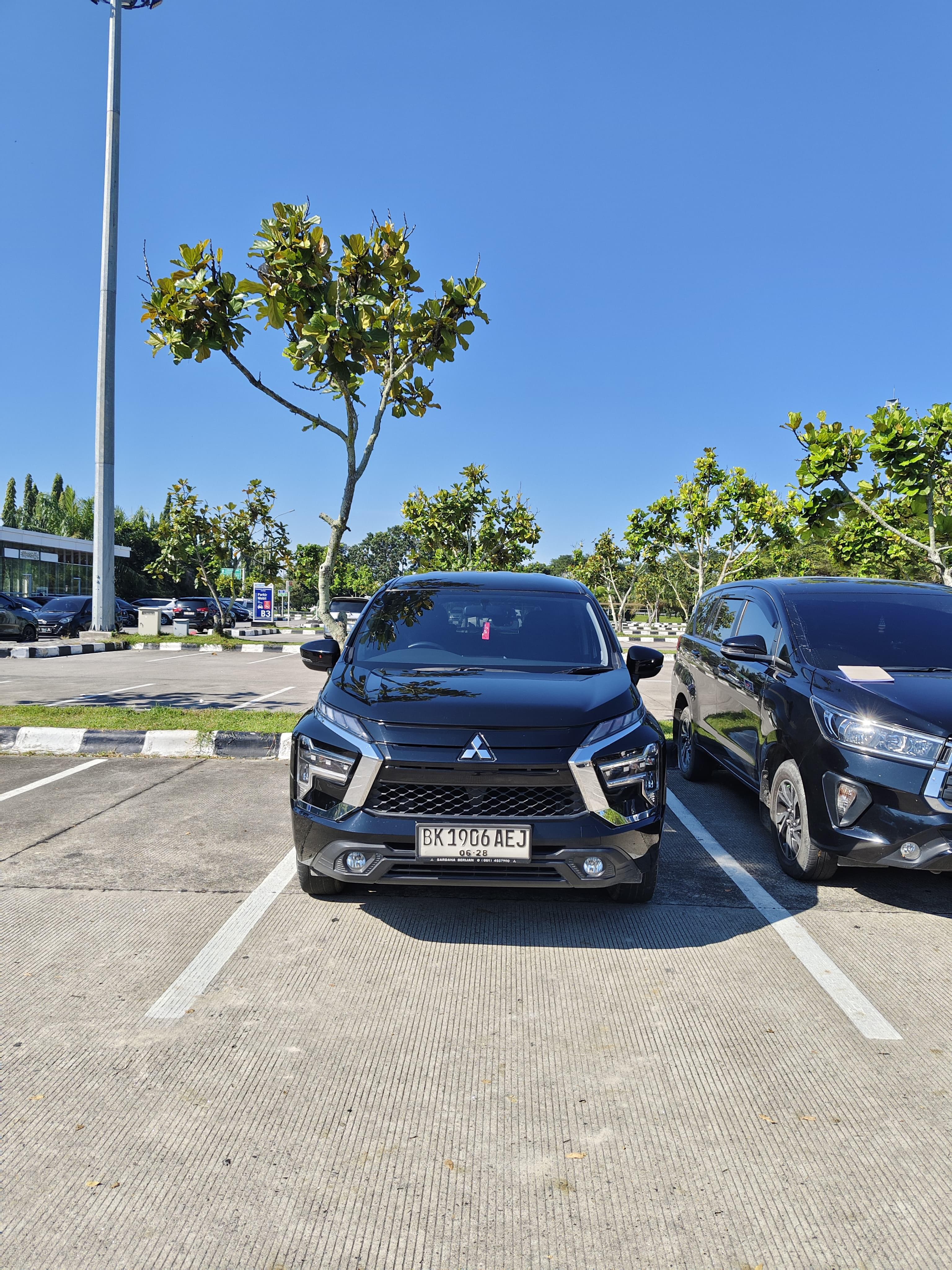 Mobil pernikahan yang dihias elegan untuk momen spesial
