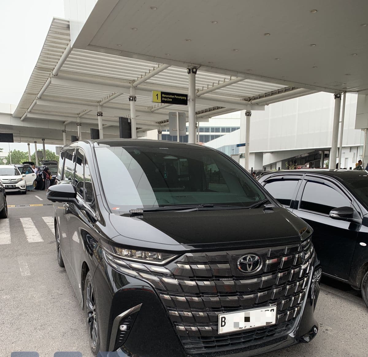Kursi captain seat nyaman di Hiace Premio Luxury
