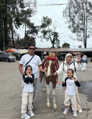 Momen hangat keluarga saat berlibur di Berastagi