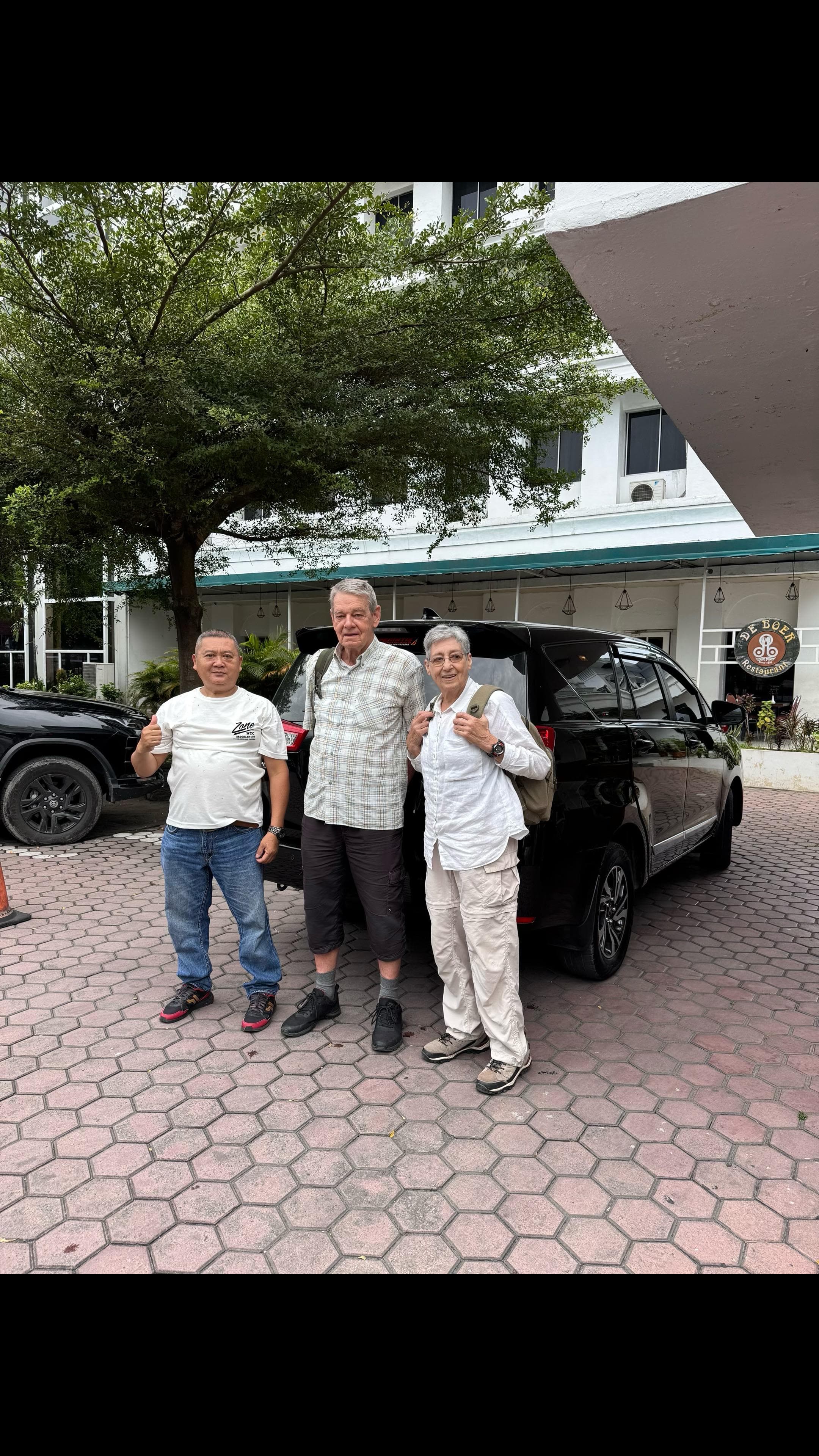 Tim event organizer menggunakan jasa rental mobil