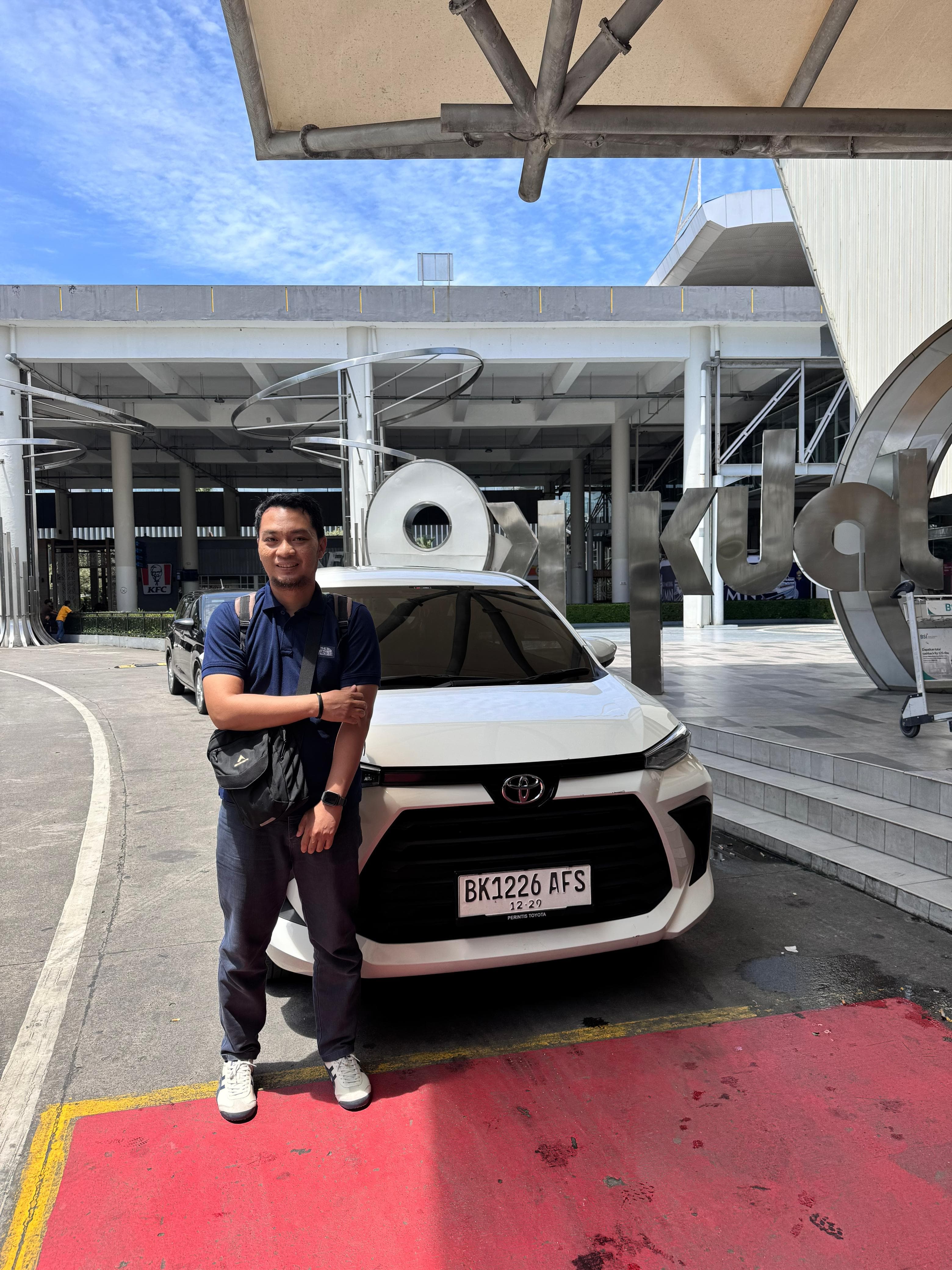 Driver profesional kami sedang melayani tamu