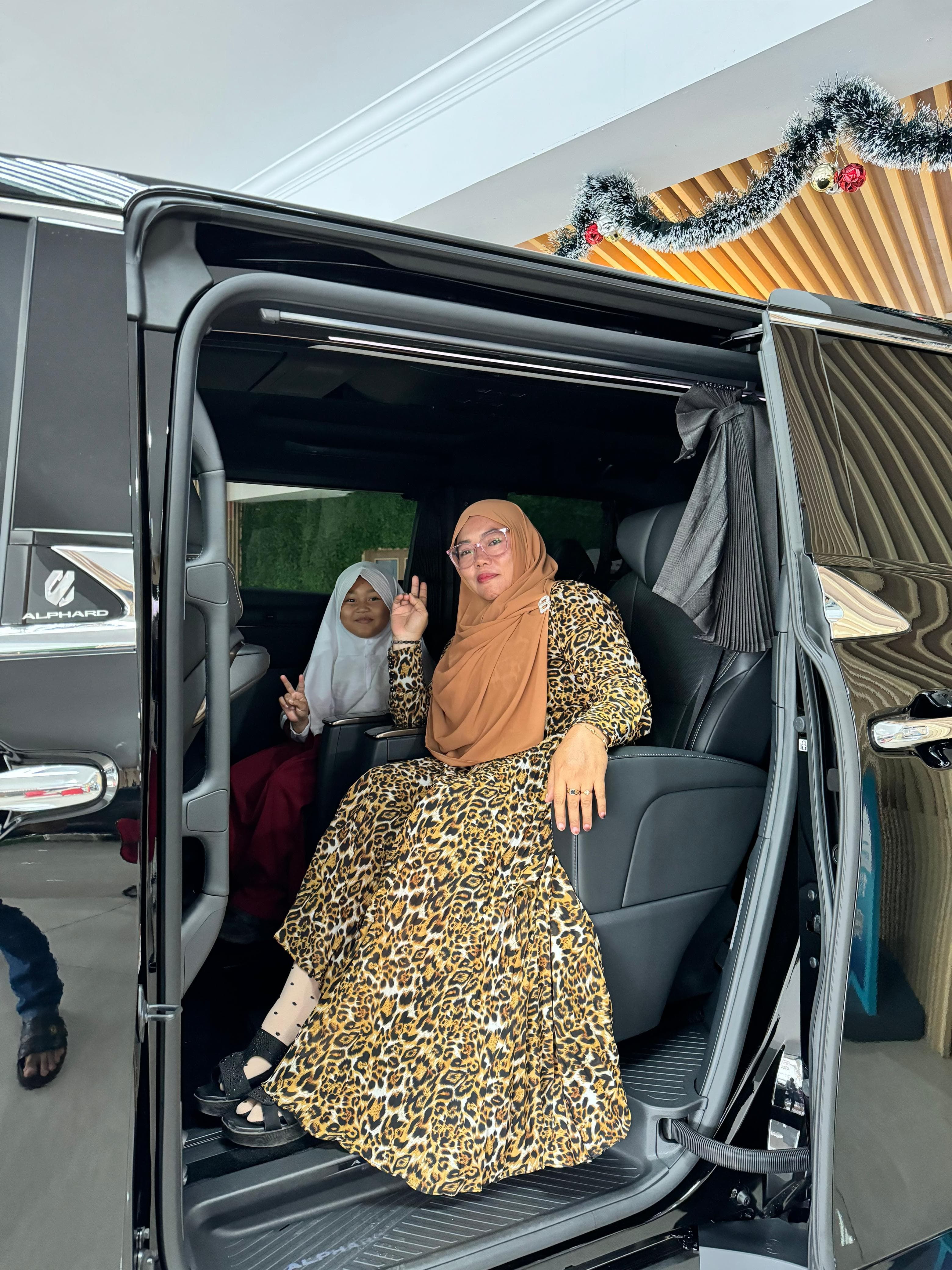 Pasangan romantis berfoto saat road trip
