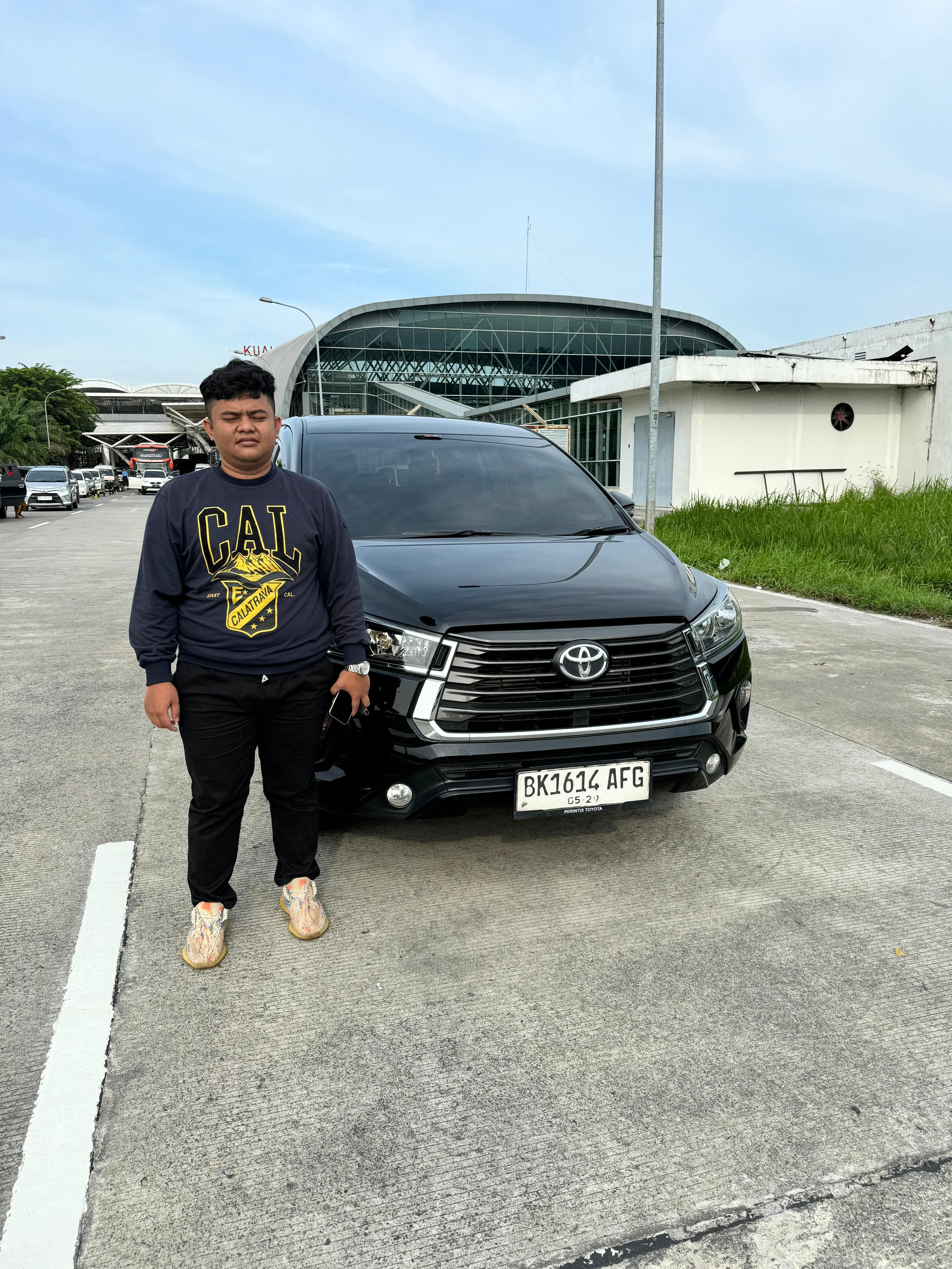 Rombongan tur kantor atau keluarga naik Hiace